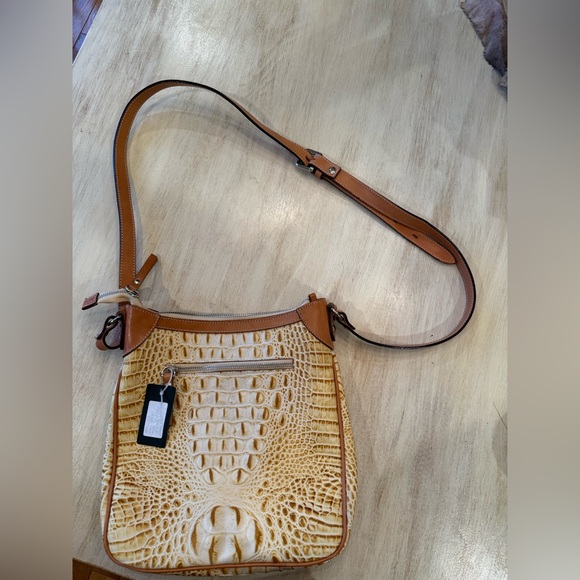 Leather Crossbody with exterior zipper pocket - Picture 3 of 9